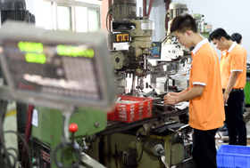 雙色模(mó)具製造(zào)廠家尋求(qiú)變(biàn)革是首要任務是什麽?